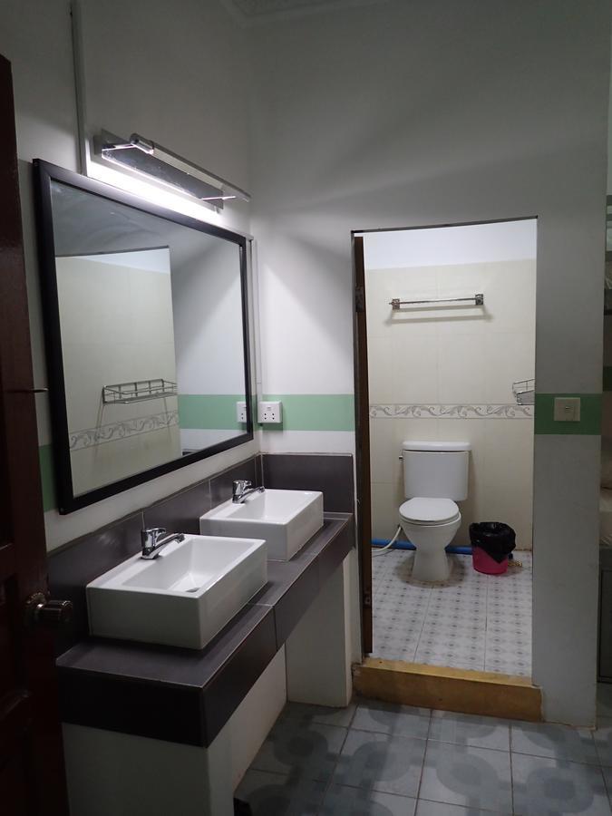Lazy Gecko Guesthouse Phnom Penh Esterno foto