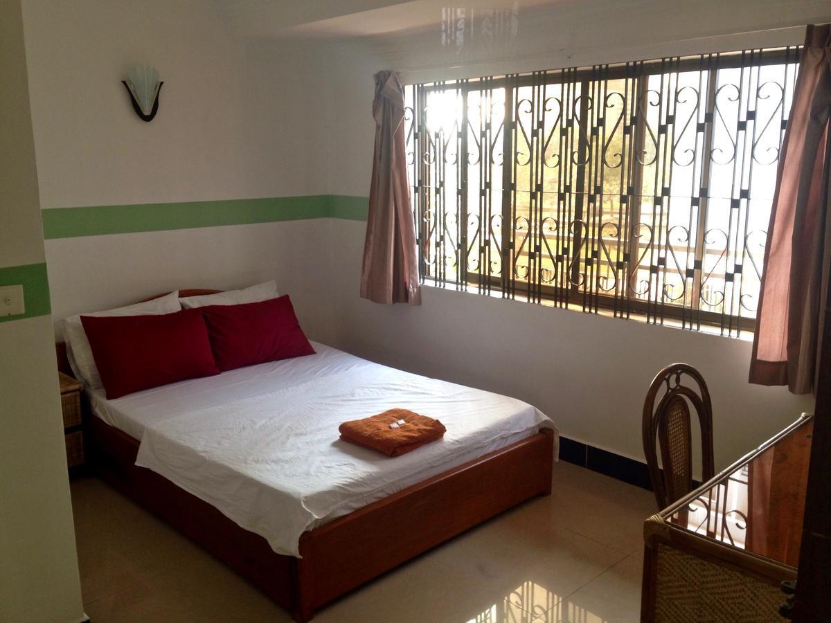 Lazy Gecko Guesthouse Phnom Penh Esterno foto